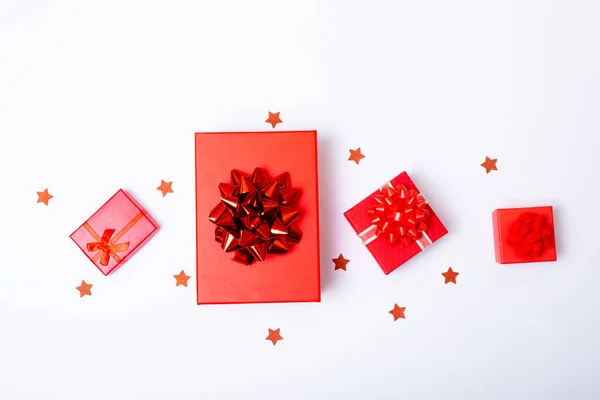 Composition Des Cadeaux Noël Rouges Des Étoiles Sur Fond Blanc — Photo