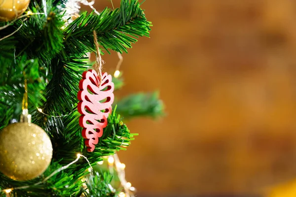 Composición Árbol Navidad Con Adornos Dorados Adornos Sobre Fondo Borroso — Foto de Stock