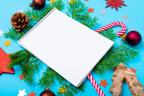 带复制空间的笔记本的组成和蓝色背景的圣诞装饰 圣诞节 传统和庆祝概念 — 图库照片