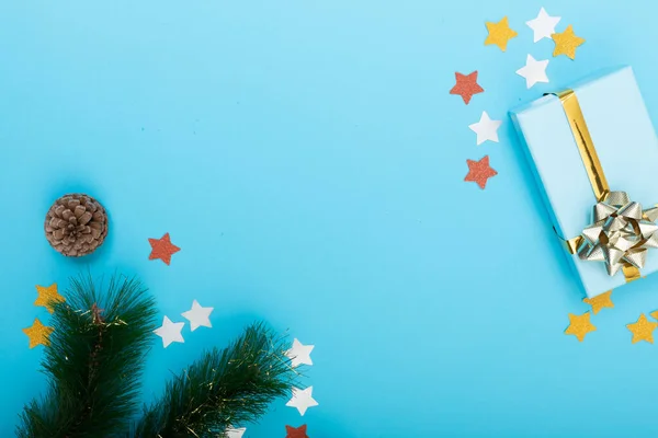 青い背景に木の枝 プレゼントやコピースペースとクリスマスの装飾の構成 クリスマス お祝いのコンセプト — ストック写真