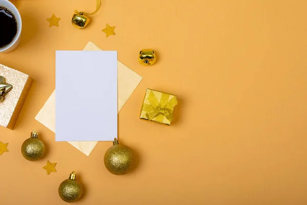 Σύνθεση Λευκής Κάρτας Αντιγραφικό Χώρο Και Χριστουγεννιάτικες Διακοσμήσεις Καφέ Κίτρινο — Φωτογραφία Αρχείου