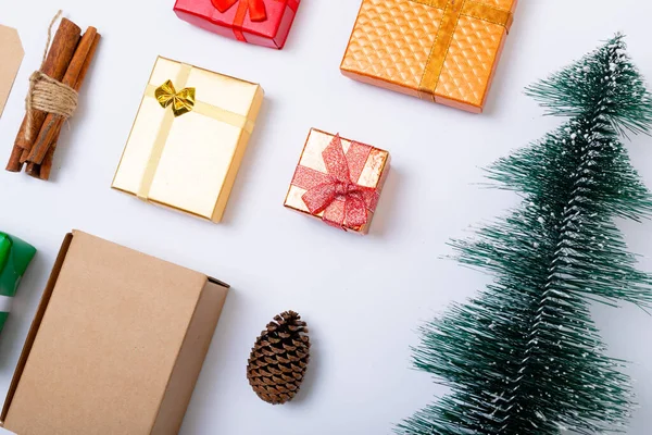 Σύνθεση Χριστουγεννιάτικης Διακόσμησης Δώρα Και Χριστουγεννιάτικο Δέντρο Λευκό Φόντο Χριστούγεννα — Φωτογραφία Αρχείου