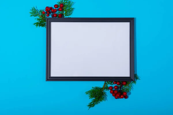 白卡的组合框架与复制空间和树分枝的蓝色背景 圣诞节 传统和庆祝概念 — 图库照片