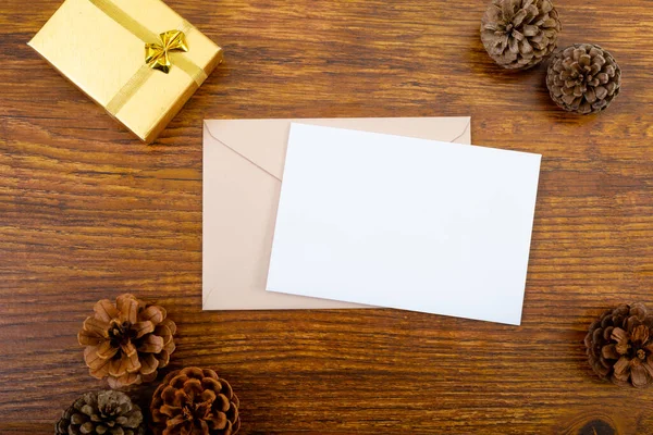 白色卡片的组成与复印空间 信封和松果木制背景 圣诞节 传统和庆祝概念 — 图库照片