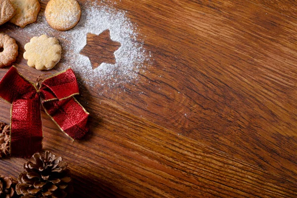 圣诞装饰品的成分包括圣诞饼干和木制背景的复制空间 圣诞节 传统和庆祝概念 — 图库照片