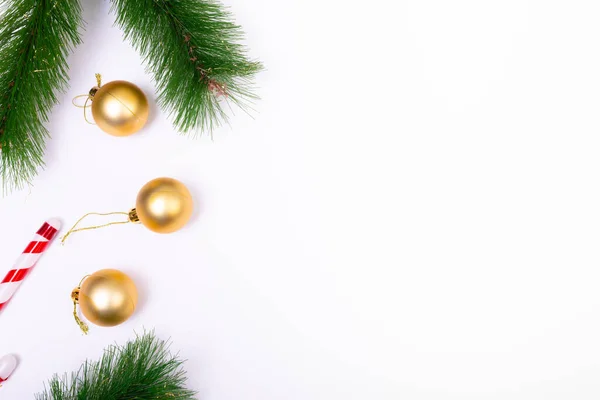 Samenstelling Van Dennenbomen Takken Met Kerstballen Kopieer Ruimte Witte Achtergrond — Stockfoto