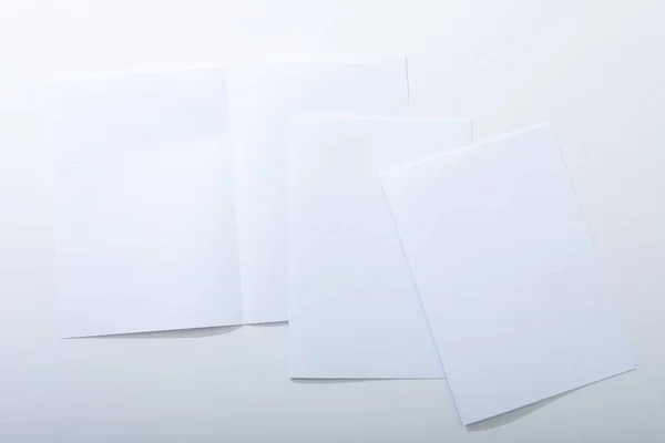 白い背景にコピースペースの白いカードの構成 クリスマス コミュニケーション お祝いのコンセプト — ストック写真