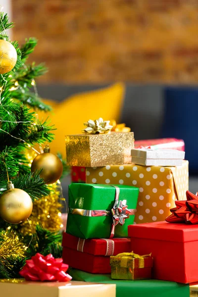 Composição Árvore Natal Presentes Empilhados Fundo Turvo Natal Tradição Conceito — Fotografia de Stock