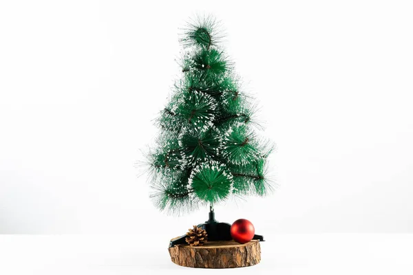 モミの木と白い背景に泡とクリスマスの装飾の構成 クリスマス お祝いのコンセプト — ストック写真