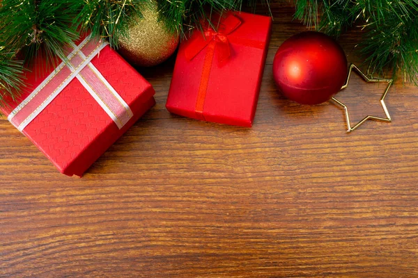 Composición Decoraciones Navideñas Con Regalos Adornos Espacio Copia Sobre Fondo — Foto de Stock