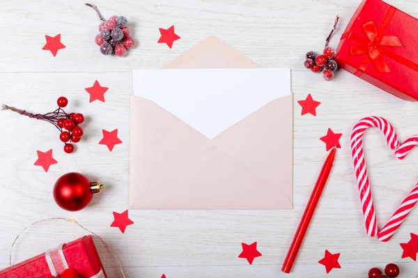 Komposition Von Weihnachtsdekorationen Mit Umschlag Und Roten Sternen Auf Weißem — Stockfoto
