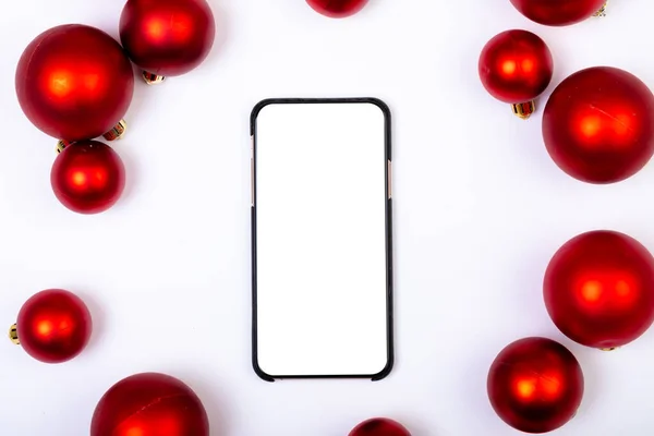 Composição Smartphone Com Espaço Cópia Bugigangas Vermelhas Fundo Branco Natal — Fotografia de Stock
