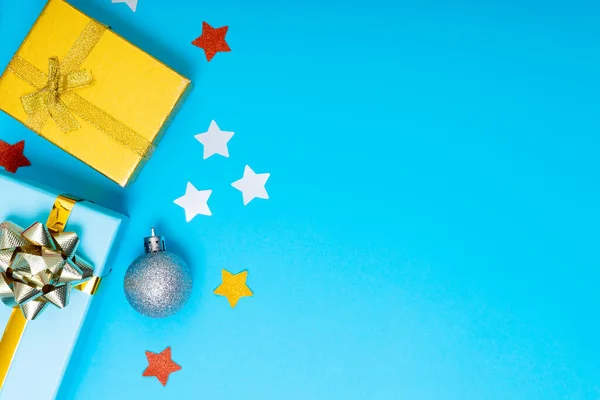 Samenstelling Van Kerstversieringen Met Cadeautjes Kerstballen Kopieerruimte Blauwe Achtergrond Kerstmis — Stockfoto