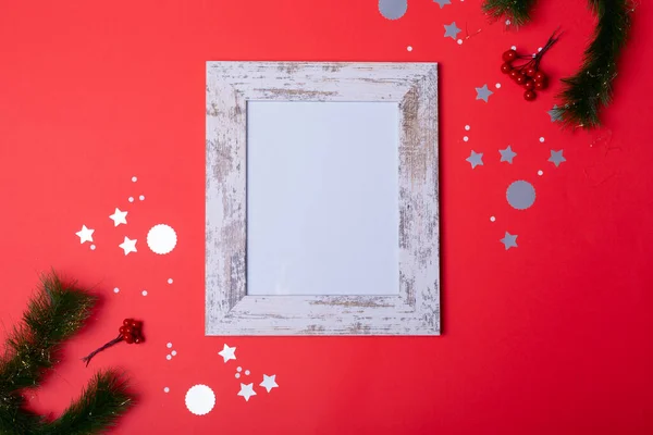 Samenstelling Van Witte Kaart Frame Met Kopieerruimte Kerstversieringen Rode Achtergrond — Stockfoto