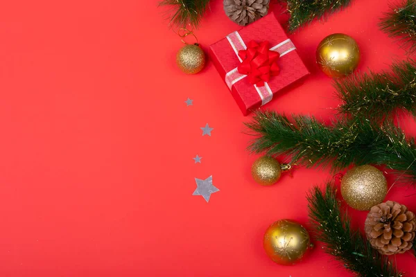 Samenstelling Van Slinger Met Kerstballen Cadeautjes Dennenappels Kopieer Ruimte Rode — Stockfoto
