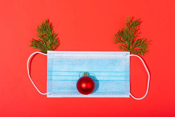 Sammansättning Ansiktsmask Med Jul Dekorationer Form Ren Grön Bakgrund Jul — Stockfoto
