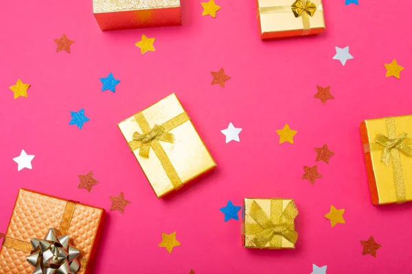 Samenstelling Van Kerstversieringen Met Cadeautjes Sterren Roze Achtergrond Kerstmis Traditie — Stockfoto