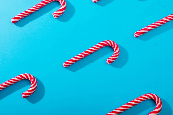 Composição Várias Linhas Bengalas Doces Fundo Azul Natal Tradição Conceito — Fotografia de Stock