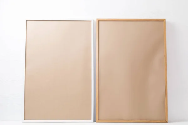 在白色背景上有复制空间的帧中的褐色卡片的组合 室内设计和装修概念 — 图库照片