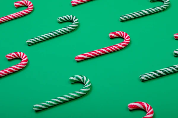 Composizione Più Bastoncini Caramelle Verdi Rosse Sfondo Verde Natale Tradizione — Foto Stock