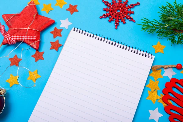 Composición Cuaderno Con Espacio Para Copias Decoraciones Navideñas Sobre Fondo —  Fotos de Stock