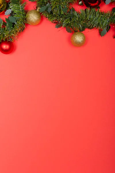 Composición Guirnalda Con Adornos Espacio Copia Sobre Fondo Rojo Navidad —  Fotos de Stock