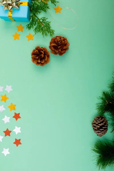 Σύνθεση Χριστουγεννιάτικης Διακόσμησης Κουκουνάρια Και Χώρος Αντιγραφής Πράσινο Φόντο Χριστούγεννα — Φωτογραφία Αρχείου