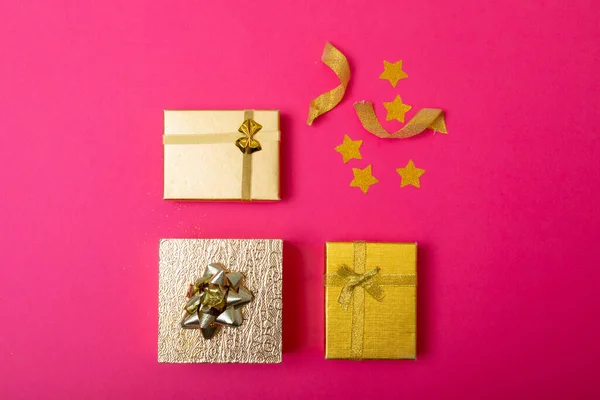 Composición Decoraciones Navideñas Con Regalos Estrellas Sobre Fondo Rosa Navidad — Foto de Stock