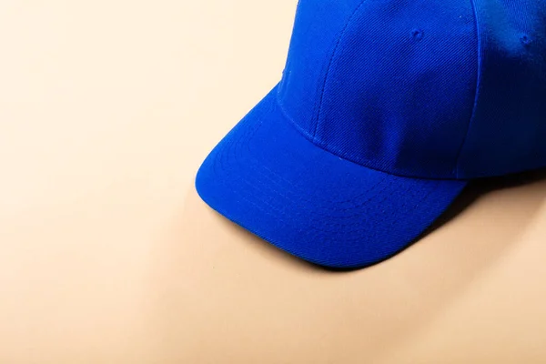 Composición Gorra Béisbol Azul Con Pico Tradicional Sobre Fondo Marrón — Foto de Stock