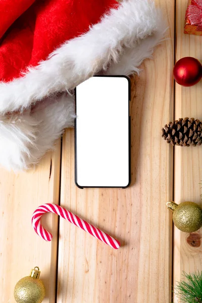 Samenstelling Van Smartphone Met Kopieerruimte Kerstversieringen Houten Achtergrond Kerstmis Traditie — Stockfoto