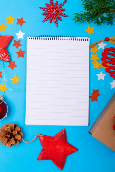 Composición Cuaderno Con Espacio Para Copias Decoraciones Navideñas Sobre Fondo — Foto de Stock