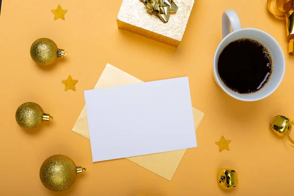 Composição Cartão Branco Com Espaço Cópia Decorações Natal Com Café — Fotografia de Stock