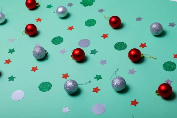 Composición Decoraciones Navideñas Con Adornos Estrellas Sobre Fondo Verde Navidad —  Fotos de Stock