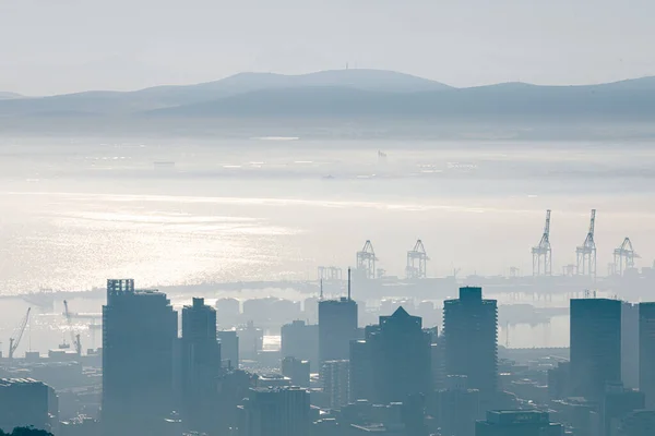 雾蒙蒙的早晨 城市景观与多座现代建筑的总体景观 天际线和城市建筑 — 图库照片