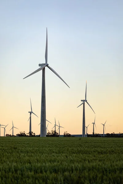 无云天空下的乡村风景风力涡轮机概况 可持续性 可再生能源 全球变暖和气候变化意识 — 图库照片