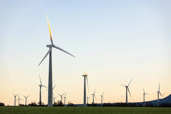 Allmän Bild Vindkraftverk Landsbygden Landskap Med Molnfri Himmel Miljö Hållbarhet — Stockfoto