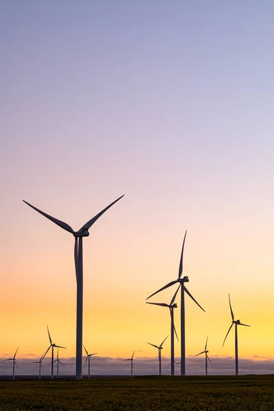 日落时农村风电涡轮机概况 可持续性 可再生能源 全球变暖和气候变化意识 — 图库照片