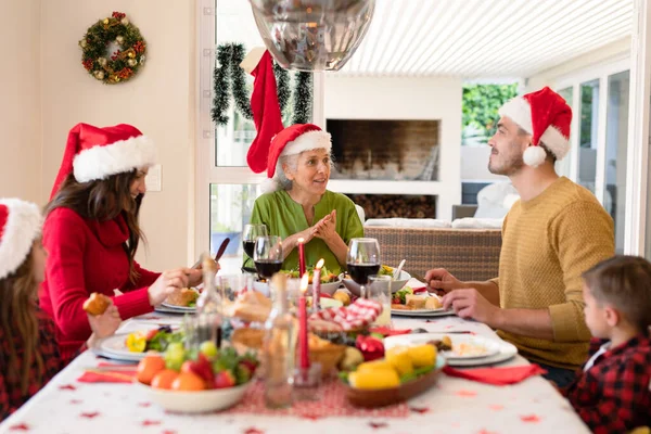 Feliz Familia Caucásica Multi Generación Con Sombreros Santa Sentado Mesa — Foto de Stock