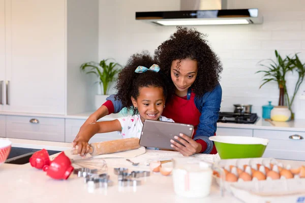 快乐的非洲裔美国母亲和女儿一起在厨房烘焙 家庭时间 一起在家里玩的开心 — 图库照片
