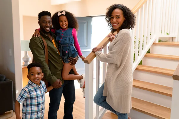 Χαρούμενη Αφροαμερικάνικη Οικογένεια Στέκεται Στις Σκάλες Και Κοιτάει Την Κάμερα — Φωτογραφία Αρχείου