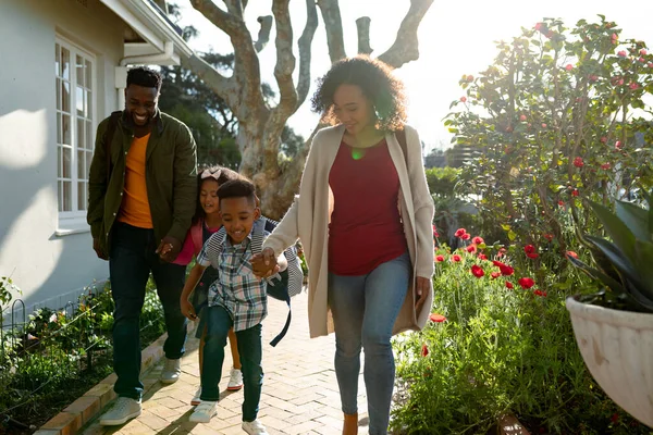 Feliz Familia Afroamericana Cogida Mano Caminando Afuera Tiempo Familia Divertirse —  Fotos de Stock