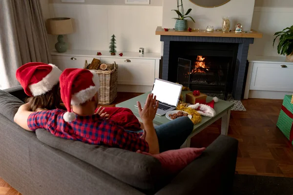 Rückansicht Eines Kaukasischen Paares Mit Weihnachtsmützen Das Weihnachten Einen Laptop — Stockfoto