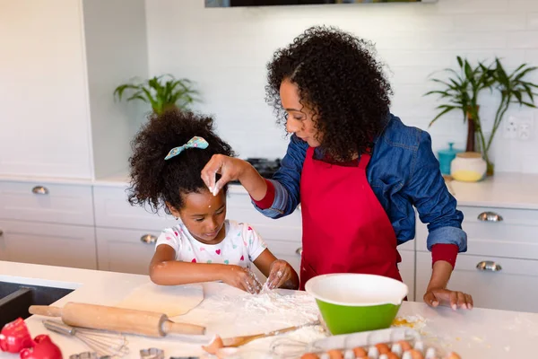 Mãe Americana Africana Feliz Filha Assar Juntos Cozinha Tempo Família — Fotografia de Stock