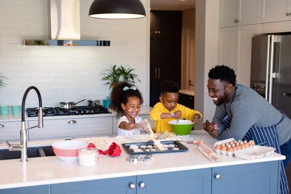 아프리카 미국인 아버지와 형제들 주방에서 있습니다 요리하고 보내고 집에서 즐거운 — 스톡 사진