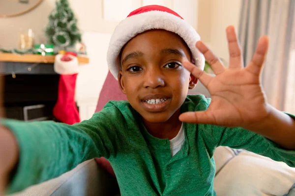 Rapaz Afro Americano Usar Chapéu Pai Natal Fazer Videochamadas Época — Fotografia de Stock