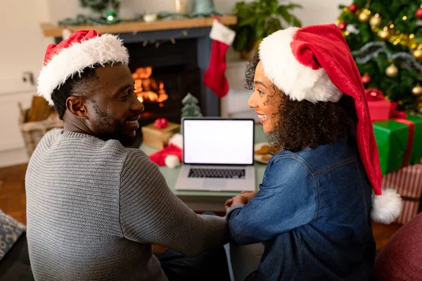 Gelukkig Afrikaans Amerikaans Koppel Draagt Kerstmutsen Met Behulp Van Laptop — Stockfoto