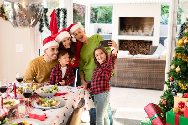 Kaukasische Mehrgenerationenfamilie Mit Weihnachtsmützen Die Weihnachten Ein Selfie Machen Familienweihnachtszeit — Stockfoto