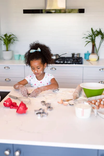 Skupiony Afrykański Bałagan Amerykańskiej Dziewczyny Pieczenia Kuchni Pieczenie Gotowanie Dzieciństwo — Zdjęcie stockowe