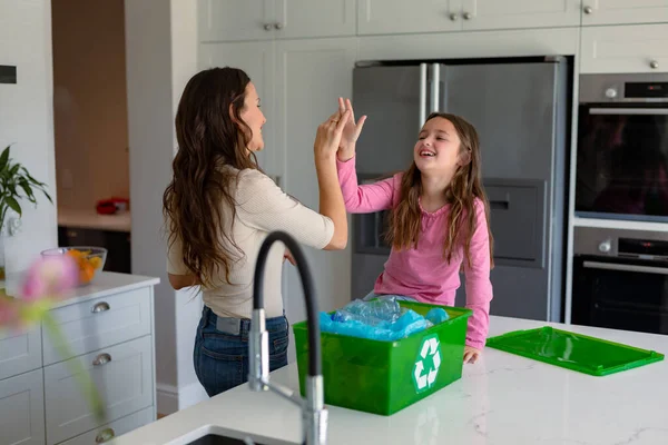 Feliz Madre Caucásica Hija Segregando Basura Dando Chocos Reciclaje Selección — Foto de Stock