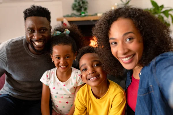 Gelukkige Afro Amerikaanse Familie Zit Bank Selfie Eten Familie Kersttijd — Stockfoto